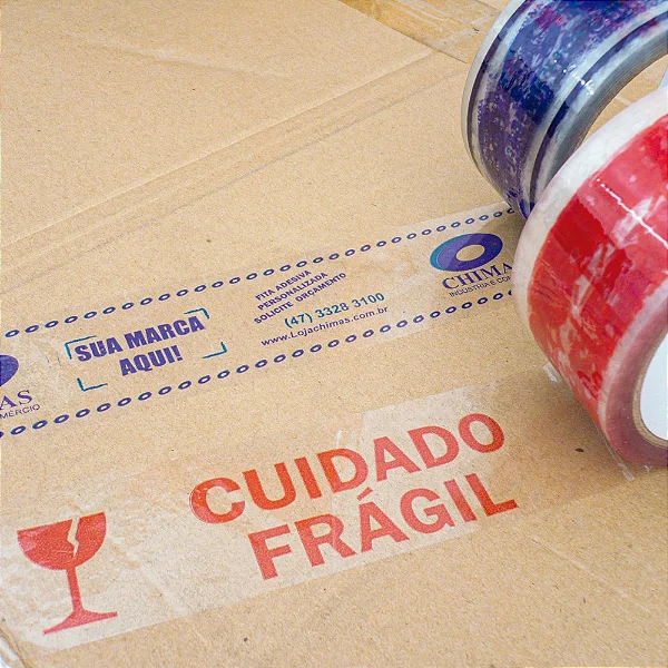 Fita personalizada aplicada em caixa de papelão com 'Sua marca aqui'